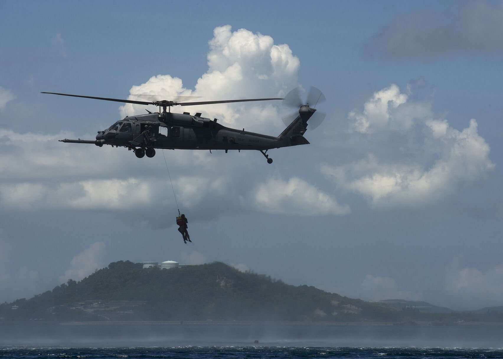 Downed pilot exercise conducted by a U.S. Air Force HH-60 Pave Hawk from the 31st Rescue Squadron, Aug 26, 2014 (Wikimedia Commons photo by U.S. Air Force photo by Senior Airman Justyn M. Freeman/Released)