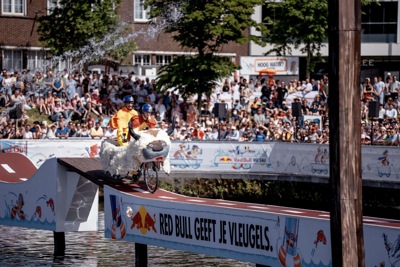 Red Bull Spin Off race rolls into Chicago with custom bike building & floating race track