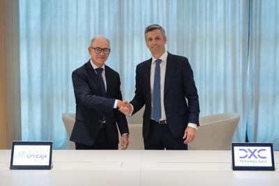 Isidro Rubiales, CEO Unicaja (left), and Alfonso Garcia, Managing Director, DXC Spain & Portugal (right), sign a 10-year banking modernization agreement. (CNW Group/DXC Technology Company)