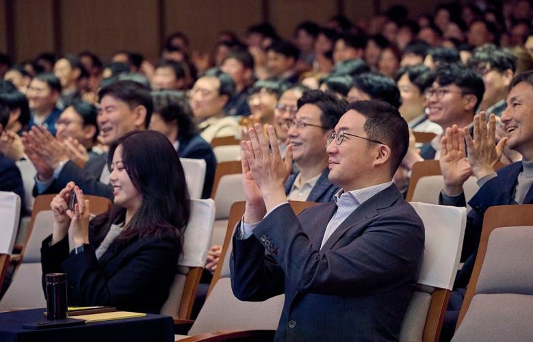 LG Corp. Chairman and CEO Kwang Mo Koo, congratulates and encourages the winning teams at the LG Awards held on April 9 at LG Academy in Icheon.