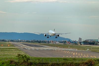 FAA orders flight cuts as government shutdown strains air traffic system