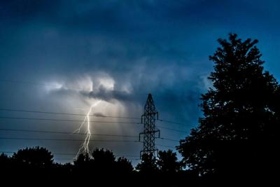 Severe storms cause damage and power outages around Chicagoland