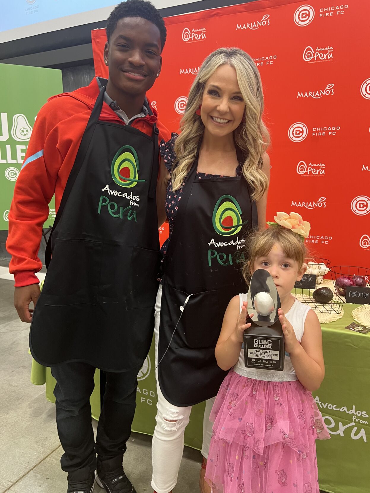Guac Challenge winner Natalie Bomke (and daughter) with team member Justin Reynolds. (Photo by Candace Jordan)