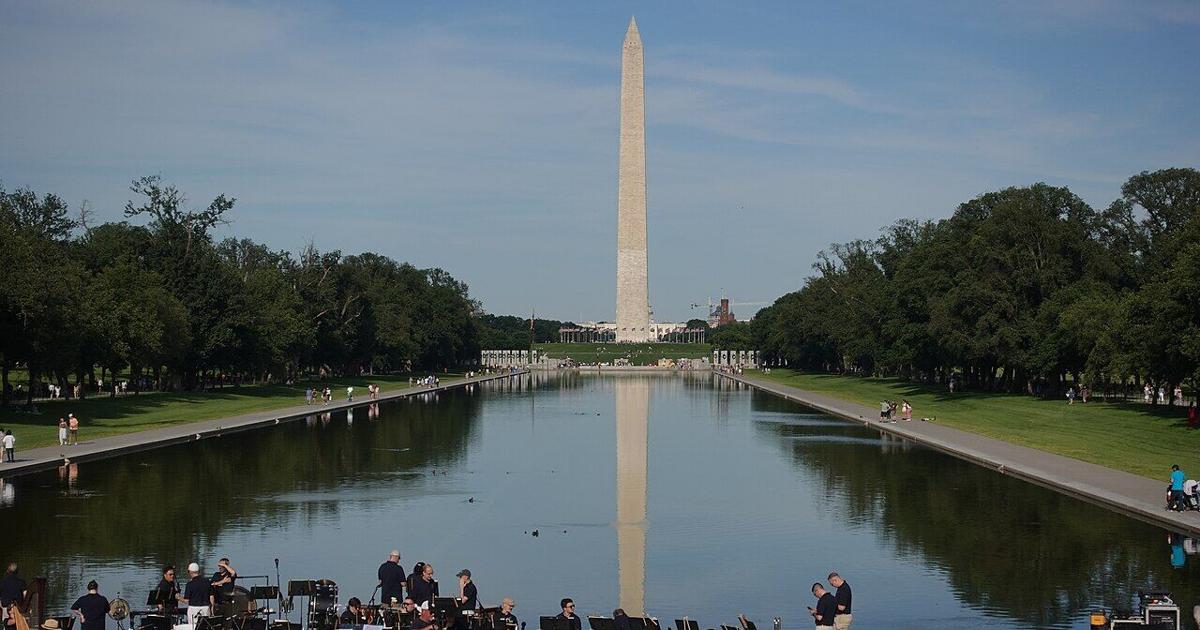 Trump defiende el Monumento a Lincoln que refleja el trabajo en la piscina