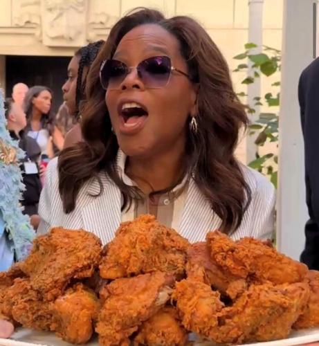 Oprah at a Harpo Reunion at Chef Art Smith's Reunion restaurant at Navy Pier. (Photo | @thechefartsmith Insta)