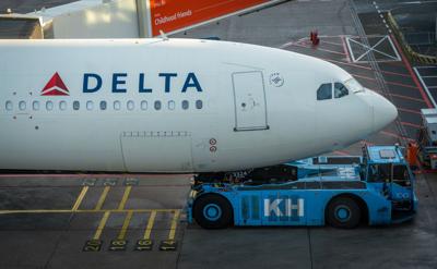 Delta jet struck by firework but lands safely at Midway. (Shutterstock photo)