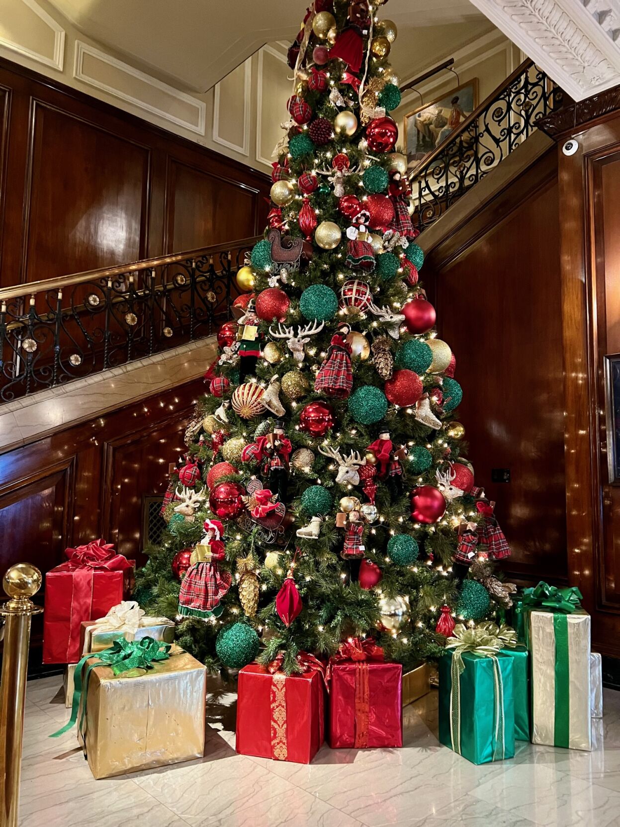 Beautifully decorated tree in the lobby of the Union League Club of Chicago.