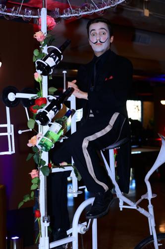 A whimsically attired server (Sean Su photo)
