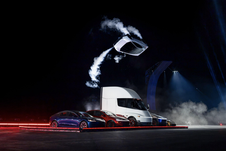 Tesla Roadster takes flight in Texas debut image two