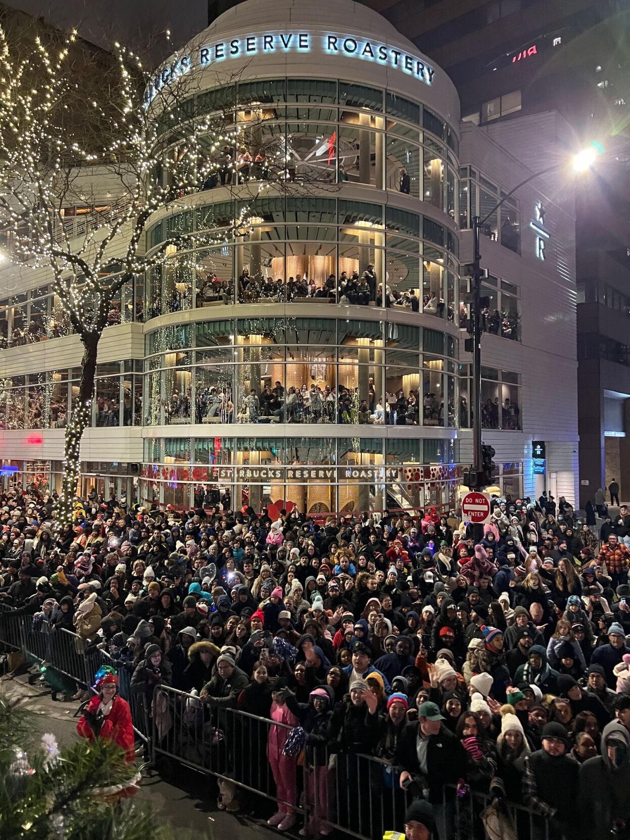 Crowd at Wintrust Mag Mile Lights Festival. (Photo by Candace Jordan)