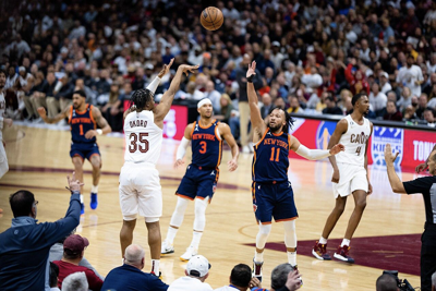 Knicks steal game 1 from Spurs, 105-95—Jalen Brunson on fire after halftime sneaker change
