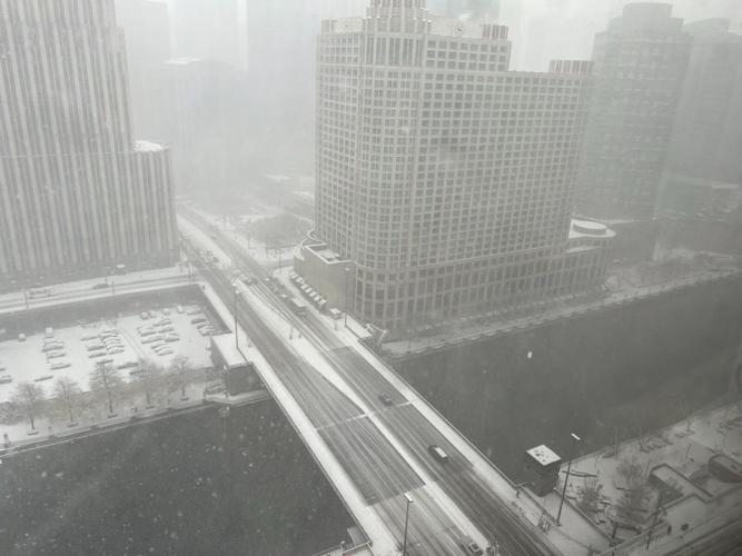 Chicago welcomes first snowfall ahead of nationwide snow