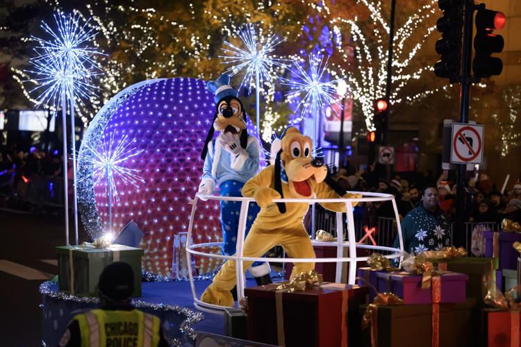 Goofy and Pluto at Wintrust's Magnificent Mile Lights Festival 2024. (Photo by Alex Wroblewski for GNMAA Chicago)