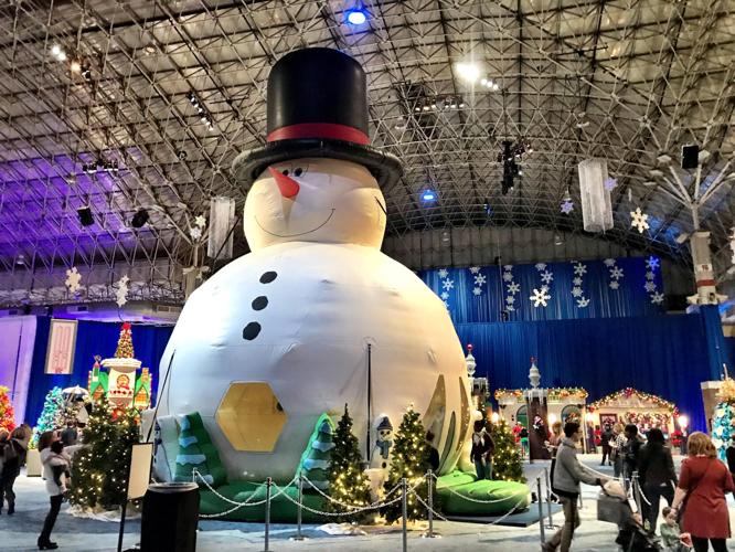 Navy Pier's "Light Up The Lake" 2022. (Photo by Candace Jordan)