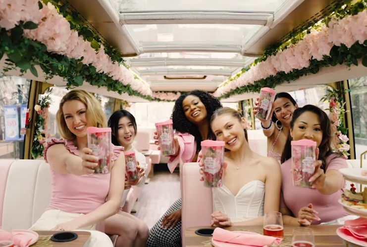 Chicago Tea Trolley tour turns tea into sightseeing magic. (Photo | Chicago Tea Trolley)