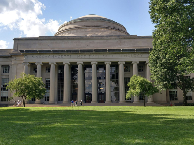 UChicago, Northwestern fall to No. 9 in U.S. News 2027 rankings One