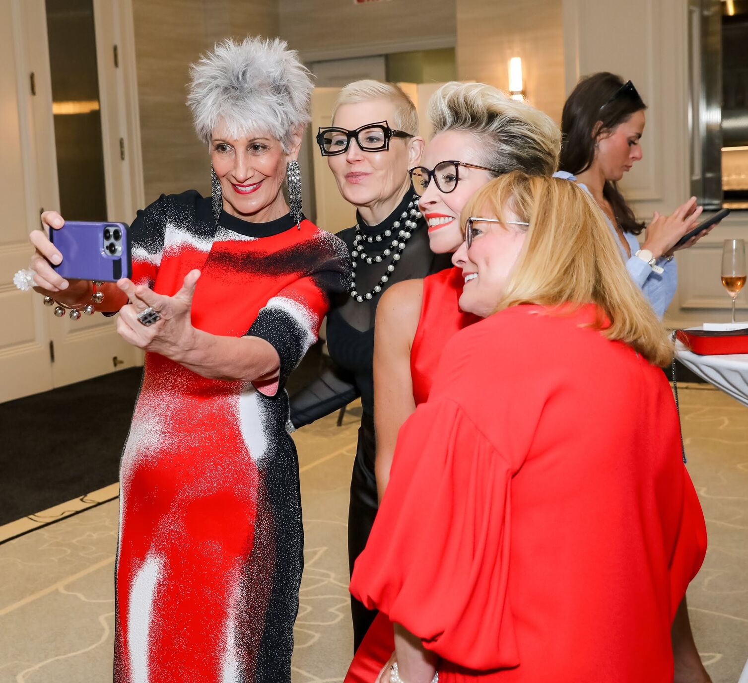 Cook County Treasurer Maria Pappas snaps photos with fans. (Mila Samokhina photo)