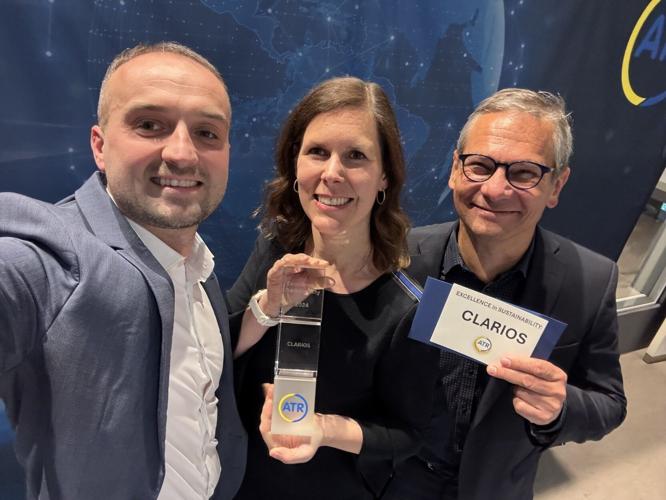 Das Clarios-Team bei der Verleihung des ATR-Awards „Excellence in Sustainability“. Vlnr: Alexander Bruchwald, Senior International Key Account Manager, Lisa Klein, Director Brand Marketing EMEA und Bernd Evers, Sales Director EMEA
