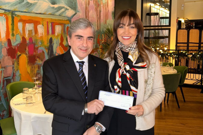 HCRF Founding Chair, Eleni Bousis, presented Leonidas Platanias, MD, PhD, with proceeds from the 2024 gala to benefit Lurie Cancer Center.