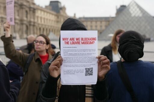 Protesters blocked the entrance to the Louvre on Monday