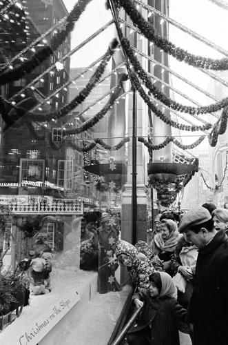 Pedestrians view Christmas window displays at Wieboldt's Department Store at 1 North State Street, Chicago. | Photo courtesy of Elmhurst History Museum