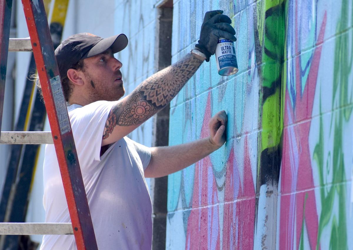 Kentucky Graffiti Artist Brings Color To Marion Local News Chronicle Tribune Com