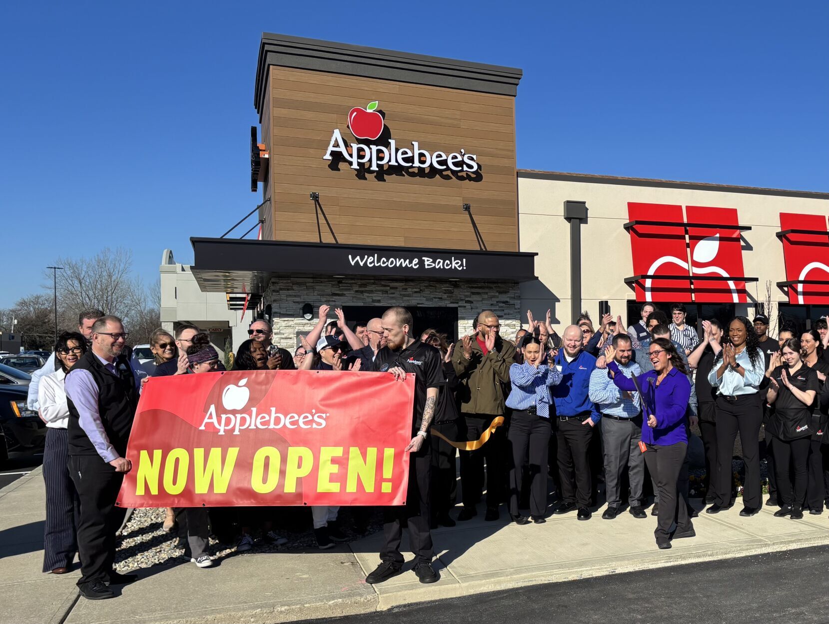 APPLEBEES OPENS MARION LOCATION | News | chronicle-tribune.com