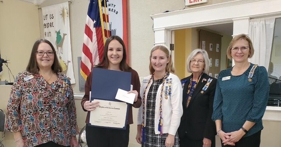 Rainbow River Chapter of NSDAR honors students, educator