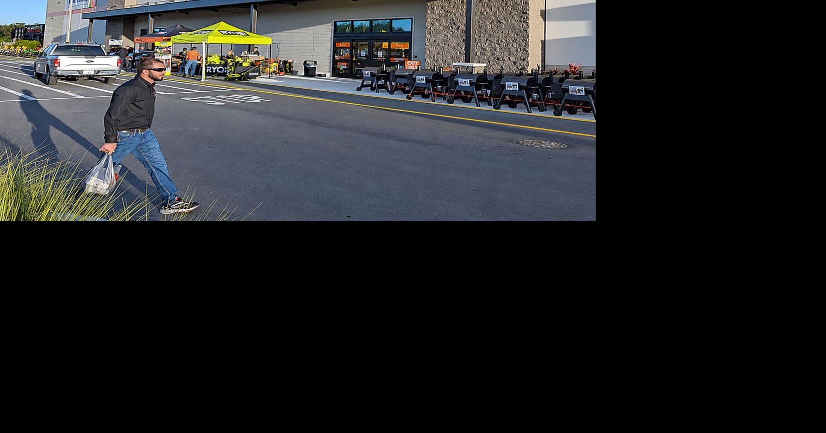 New Home Depot draws crowds