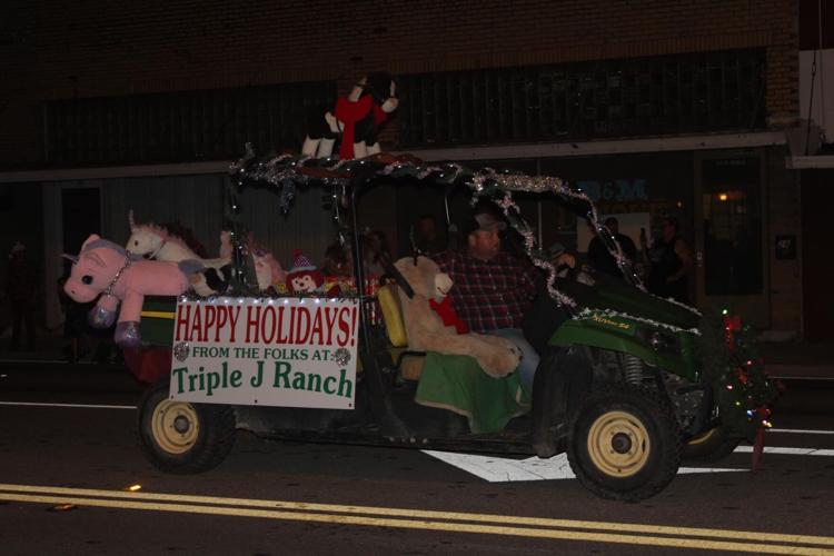 Williston kicks off Christmas season with annual parade and Winter