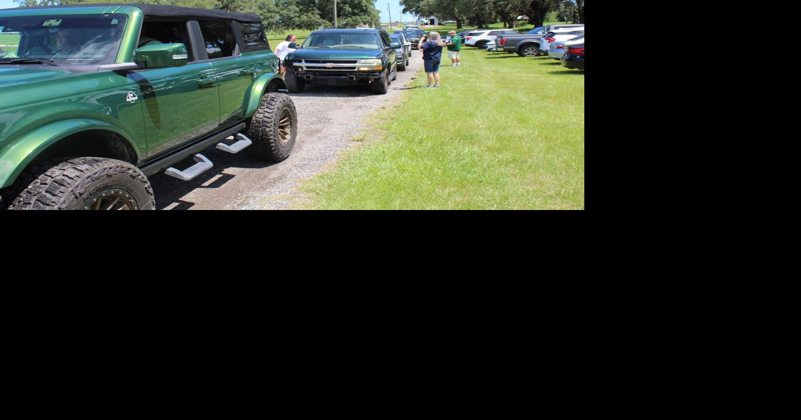 Drivers line the M&B Dairy driveway to pick up barbecue in Deputy Lahera fundraiser