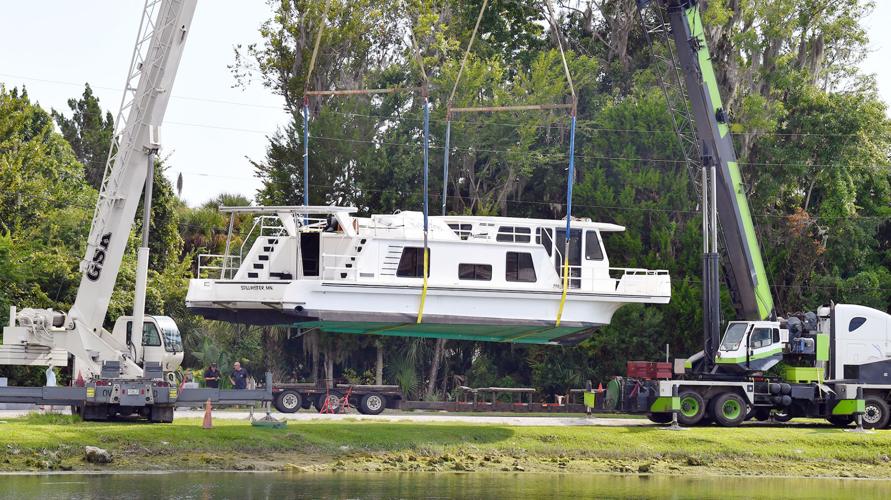 Anglers Inn houseboat lodgings begin arrival at Pete's Pier marina in