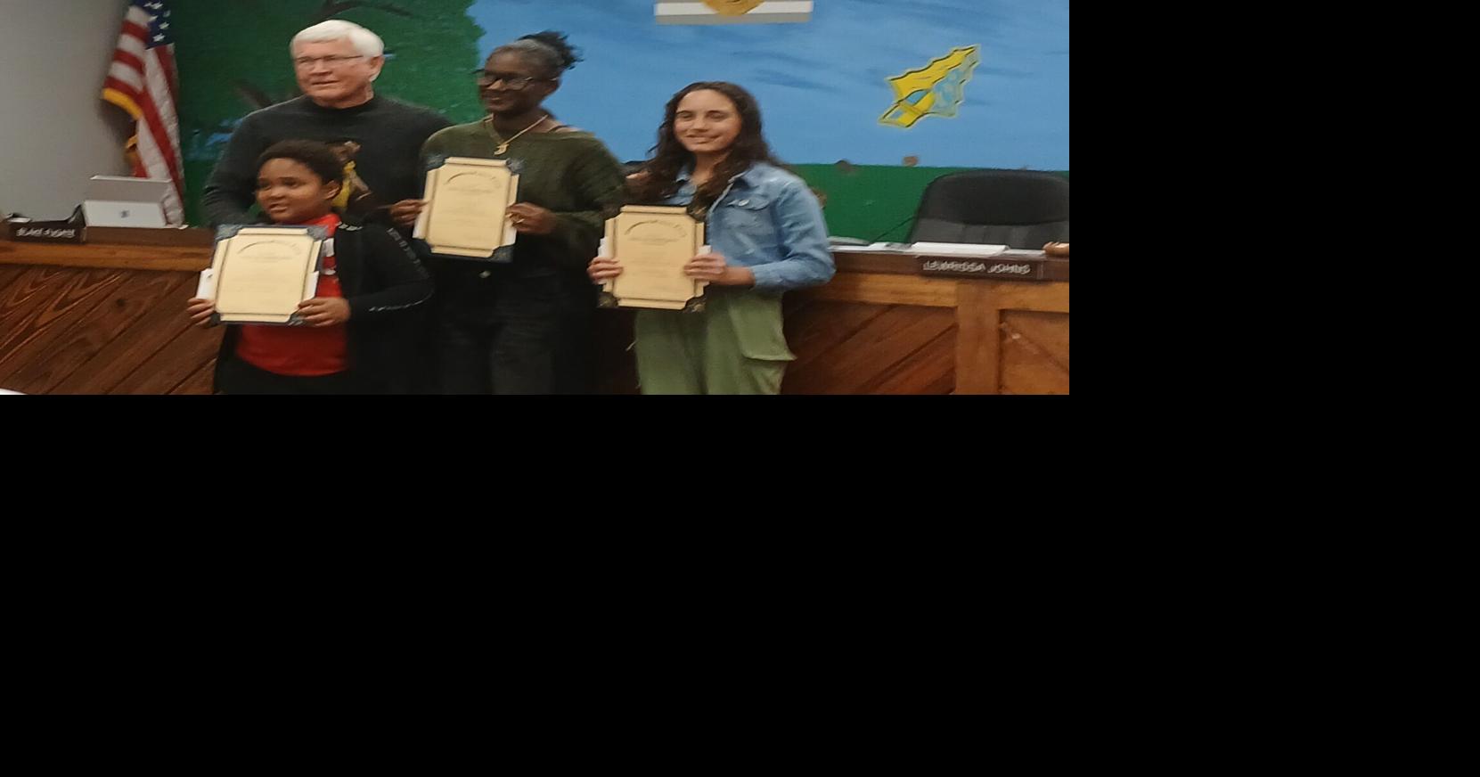 Chiefland Commission celebrates local students, prepares for new development talks