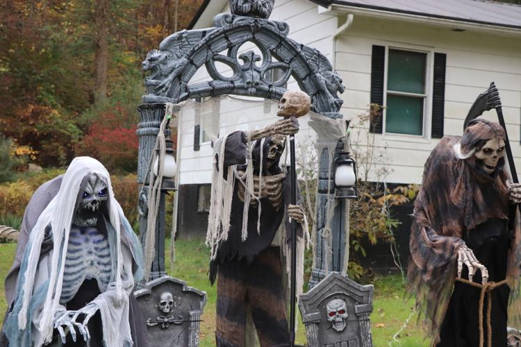 Man's Halloween display draws onlookers to Drawdy | News ...