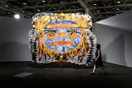 Un visitante pasa junto a 'Gobbler' de Caroline Achaintre en Art Basel