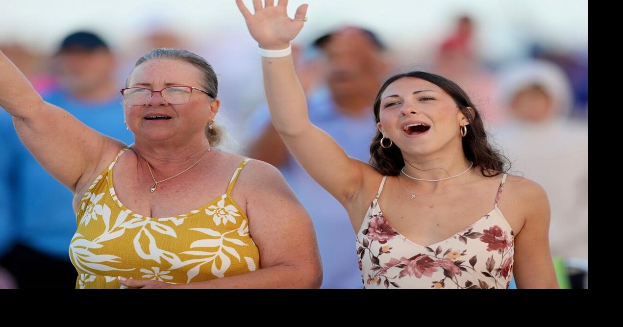 Thousands Attend Easter Sunrise Service
