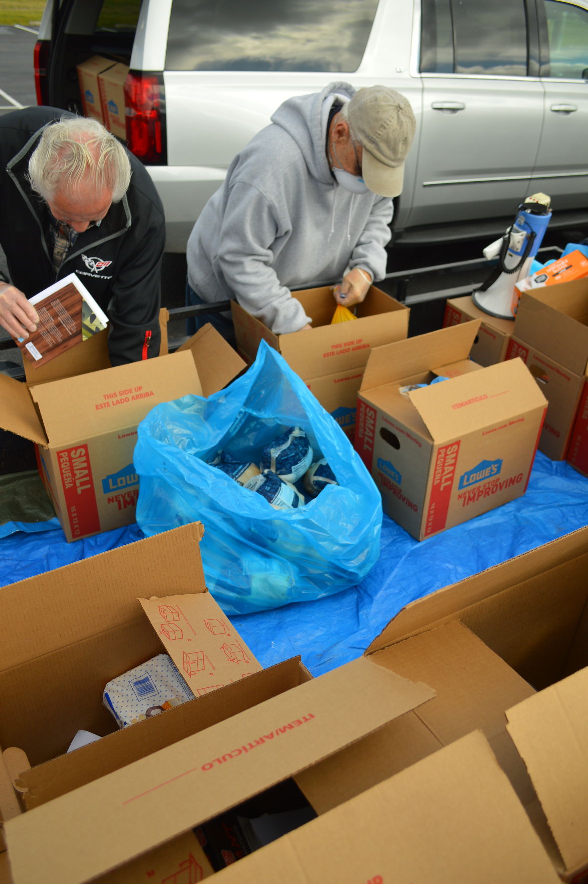 Church distributes 100 food boxes to feed the stomach and spirit Coronavirus