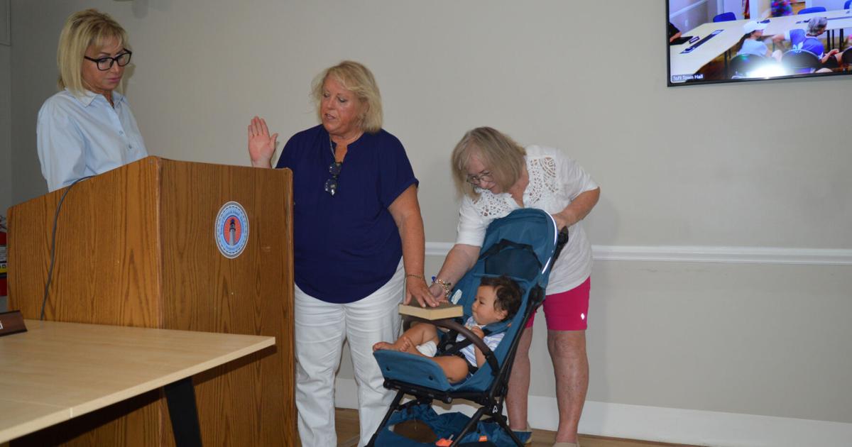 Fenwick swears in council members, mayor