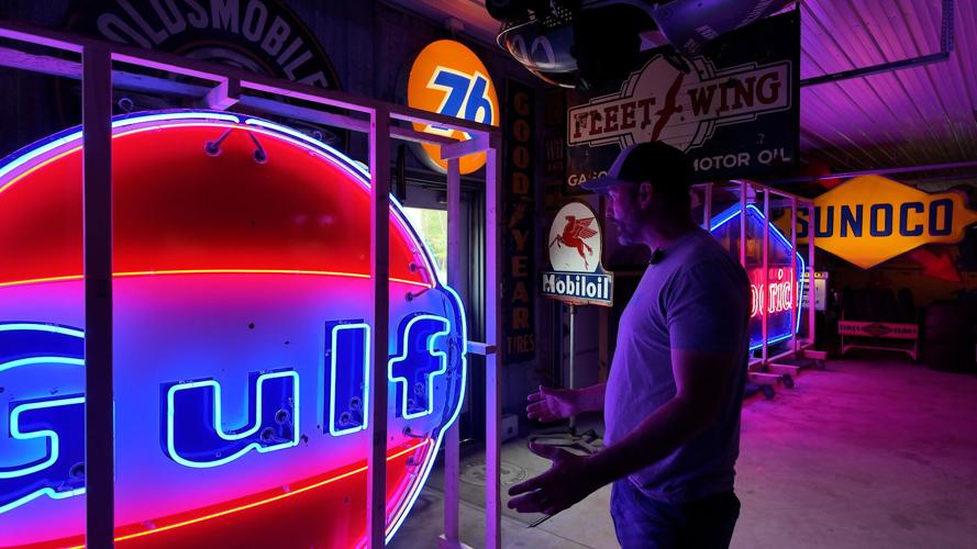 Neon Gulf Sign