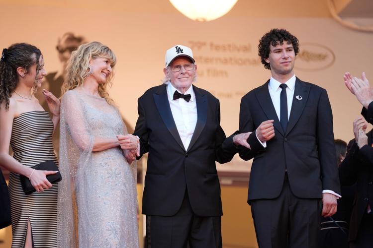 France Cannes 2026 De Gaulle: Tilting Iron Red Carpet