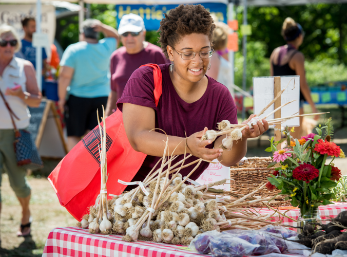 Delaware farmers' markets are run locally by municipalities, business groups, farmers, or market associations. Courtesy Delaware Department of Agriculture.