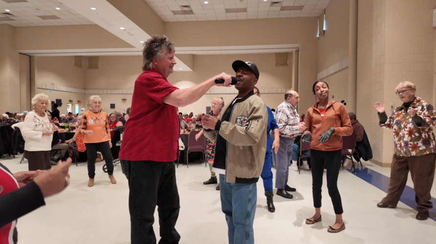 CHEER member singing