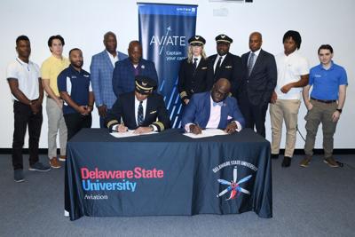 DSU and United Airlines sign student pilot agreement