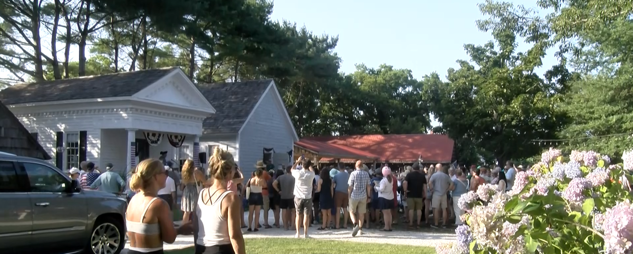 Crowds pack the reading