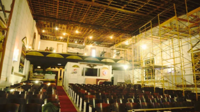 red theatre chairs and warm yellow lighting