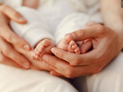 File photo of parents holding the feet of a newborn baby. (Freepik)