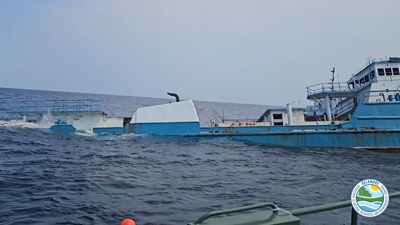An image of the sinking of a ship for an artificial reef system. 