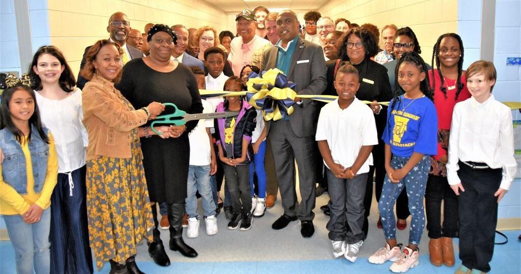 CarverLyon Elementary holds ribboncutting for language immersion