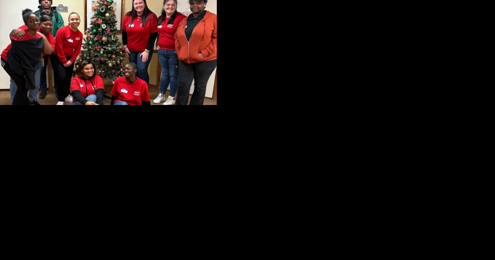 Irmo High students deck the halls at Brookdale Senior Living - Vimarsana News