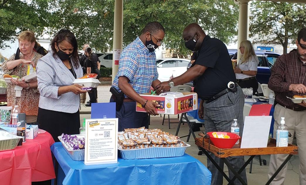 Thompson Funeral Home Columbia Holds Annual Cookout To Honor First Responders Columbia Coladaily Com